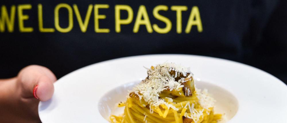 Klar lieben wir Pasta - aber auch ihre Erfinderinnen? Die ganz große Liebe ist es nicht zwischen Deutschland und Italien, allen Sonntagsreden zum Trotz.