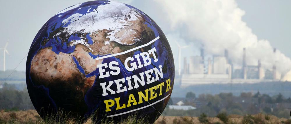 Ein Ballon mit der Aufschrift "Es gibt keinen Planet B." ist vor Braunkohlekraftwerken zu sehen. 