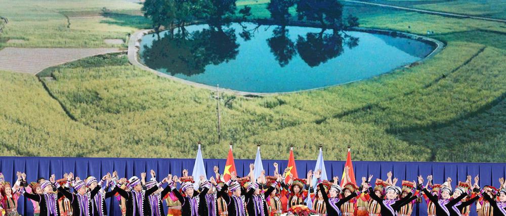 Volkskünstler bei der Eröffnungsfeier der UN-Weltnaturschutzkonferenz in der chinesischen Provinz Yunnan 