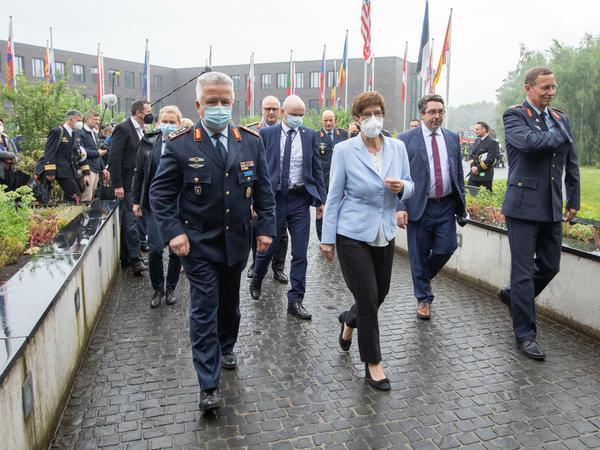 Verteidigungsministerin, Annegret Kramp-Karrenbauer (M, CDU), stellt das Weltraumkommando der Bundeswehr in Uedem in Dienst. 