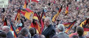Helmut Kohl spricht am 20. Februar 1990 in Erfurt. Unsere Kolumnistin erinnert sich an diese Zeit. 