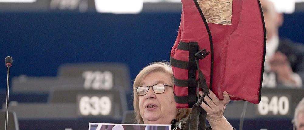 Warnung. Die EU-Parlamentarierin Elena Gentile zeigt während der Debatte in Straßburg eine Rettungsweste.