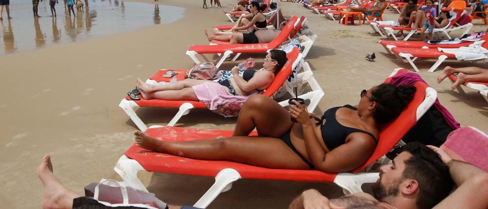 Tel Aviv: Menschen genießen das warme Wetter an einem Strand ohne Abstand zu halten.
