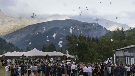 Die Angehörigen der Opfer des Germanwings-Absturzes gedenken der Toten mit weißen Luftballons. 