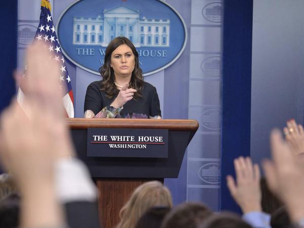 Sarah Sanders, die Sprecherin des US-Präsidenten, sagte im Weißen Haus in Washington, die internationale Gemeinschaft könne nicht still zusehen, wenn es im Iran Gewalt gegen Demonstranten gebe. 