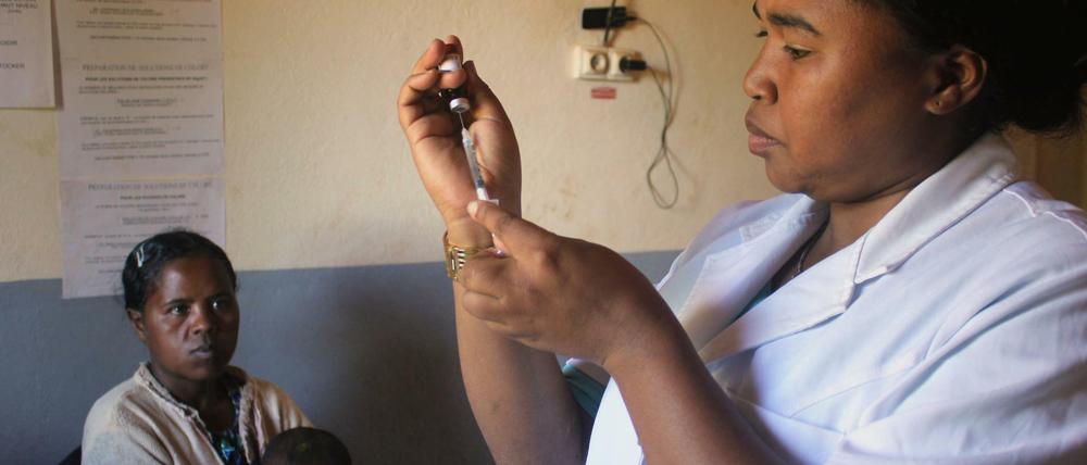 Eine Krankenschwester in Madagaskar impft Kleinkinder gegen Masern. Laut WHO steigen die gemeldeten Masernfälle derzeit stark an.