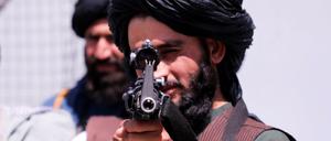 Die Taliban sind dank vieler Waffen, die die USA und andere zurückgelassen haben, besser ausgerüstet denn je.
