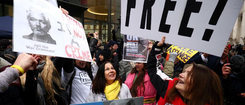 Assange-Befürworter demonstrieren vor dem Gericht in London für seine Freilassung.
