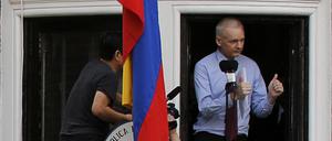 Daumen hoch: Wikileaks-Gründer Julian Assange auf dem Balkon der ecuadorianischen Botschaft in London.