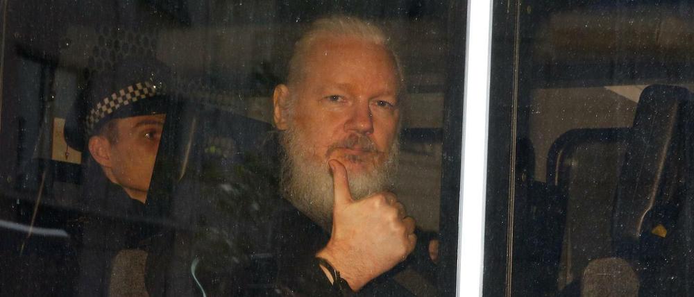 WikiLeaks-Gründer Julian Assange in einem Polizeifahrzeug nach seiner Festnahme in London.
