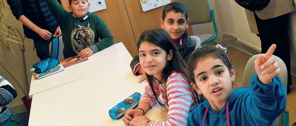 Migrantenkinder lernen in einer Willkommensklasse an der Weidenhof-Grundschule. In den Großstädten stellen Schulkinder mit Migrationshintergrund mittlerweile eine knappe Mehrheit. In Frankfurt am Main hat nur noch jedes dritte Kind keinen Migrationshintergrund.