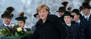 Bundeskanzlerin Angela Merkel (CDU) wird am 20.01.2016 in Kreuth (Bayern) während der Klausurtagung der CSU-Landtagsfraktion vor dem Tagungsgebäude von einer Trachtengruppe empfangen. 