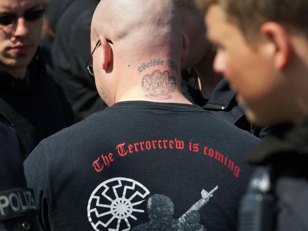 Symbolbild: Auf dem T-Shirts dieses Rechtsextremisten ist die "Schwarze Sonne" abgebildet. Er trägt es bei einer Demonstration im brandenburgischen Wittstock an der Dosse.