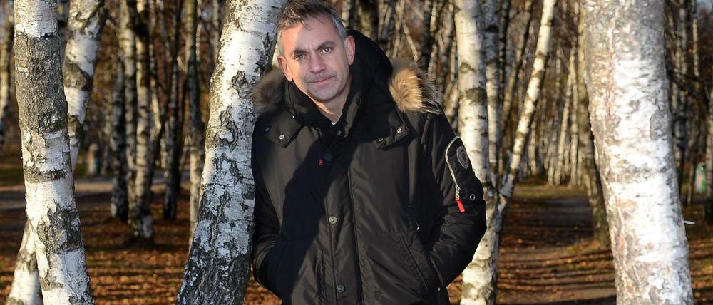 Wladimir Kaminer, russisch-deutscher Schriftsteller, in einem Birkenwäldchen.