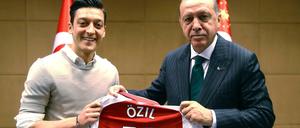 Foto mit Folgen: Mesut Özil übergibt dem türkischen Präsidenten sein Trikot.