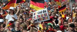 Fans begrüßen die deutsche Nationalmannschaft nach dem Erreichen des dritten Platzes bei der WM 2006.