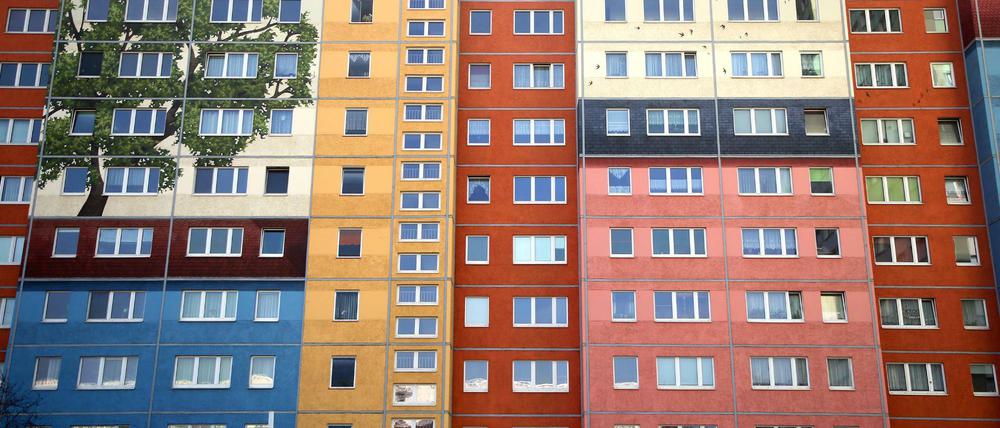 Farbig gestaltete Plattenbauten stehen an der Frankfurter Allee im Bezirk Friedrichshain