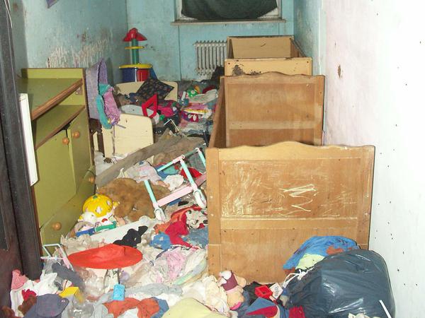 Kein Abbruchhaus und auch keine Müllkippe. In diesem "Kinderzimmer" lebten zum Zeitpunkt der Aufnahme fünf Kinder. Mobiliar und Spielzeug zerschlagen, Kot auf Boden und an den Wänden, das Fenster von den Eltern zugehängt.