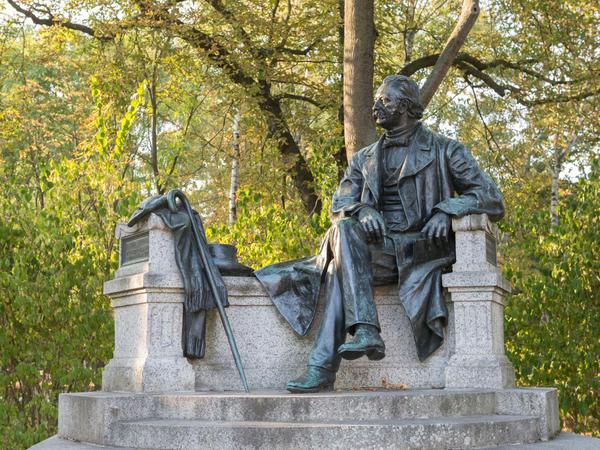 Brandenburg, Neuruppin: Blick auf die Statue von Schriftsteller Theodor Fontane.