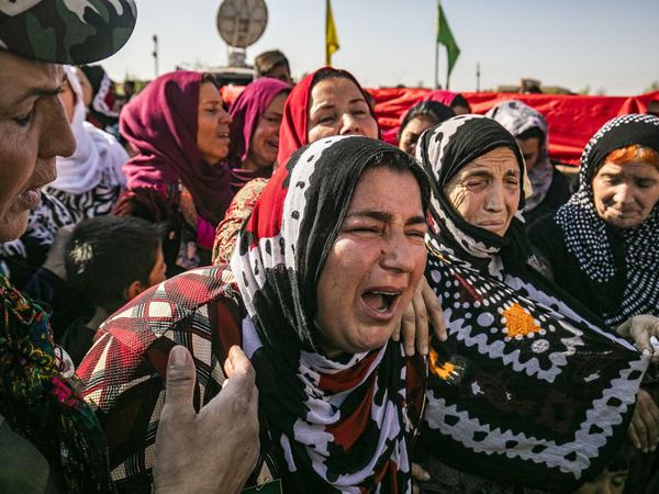 Frauen weinen auf einer Beerdigung in der syrischen Stadt Qamishli.