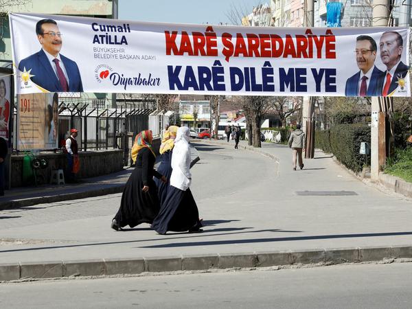 Ein Banner in Diyarbakir zeigt Recep Tayyip Erdogan und seinen Statthalter Cumali Atill.