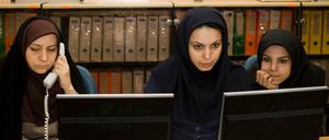 Die Haare müssen bedeckt sein: Mitarbeiterinnen des iranischen Innenministeriums.
