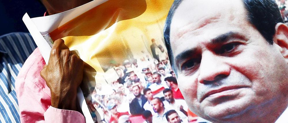 Ägyptens Präsident Al-Sisi hat ein neues Anti-Terror-Gesetz unterzeichnet, das die Pressefreiheit stark einschränken könnte.