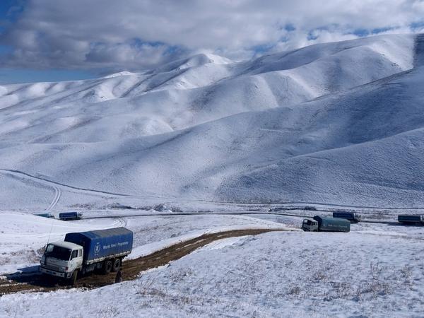 Lastwagen des Welternährungsprogramms fahren im November 2020 Nahrungsmittel in Richtung Kabul. 