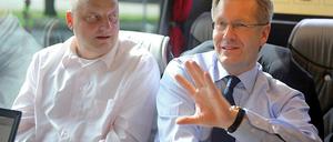 Archivbild aus dem Juni 2010: Niedersachsens damaliger Ministerpräsident und späterer Bundespräsident Christian Wulff (CDU, r. ) sitzt während einer Sommerreise neben seinem damaligen Regierungssprecher Olaf Glaeseker.