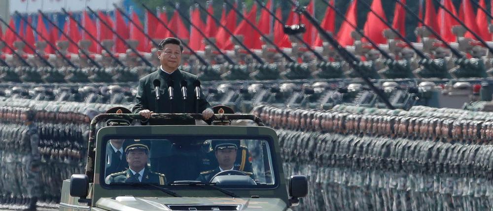 Chinas Präsident Xi Jinping inspiziert in Hongkong Soldaten der Volksbefreiungsarmee. 
