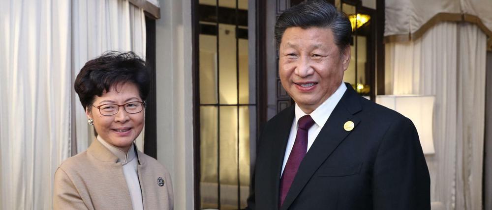 Hongkongs Regierungschefin Carrie Lam (l.) und Xi Jinping, Präsident von China (r).