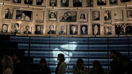 In der israelischen Gedenkstätte Yad Vashem wird der ermordeten Juden gedacht. Viele Überlebende der Shoah leben in Israel aber in Armut und Einsamkeit.