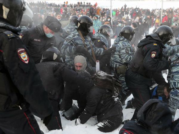 Die Polizei greift immer wieder hart gegen Demonstrationsteilnehmer durch. Hier in Jekaterinburg.
