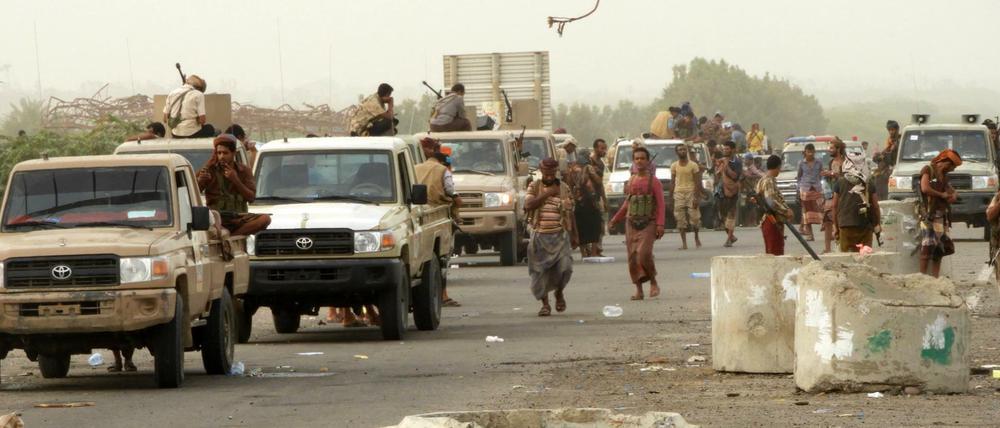 Regierungstreue Kämpfer trafen am Mittwoch wenige Kilometer vom Flughafen von Hudaida ein.