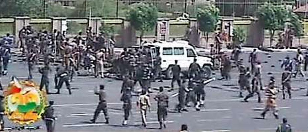 Anschlag in Sanaa: Soldaten rennen zum Ort der Explosion.