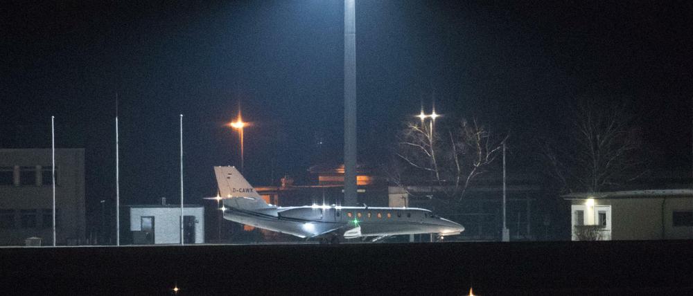Die Maschine mit dem aus der Haft entlassenen Yücel landet auf dem Flughafen Tegel.
