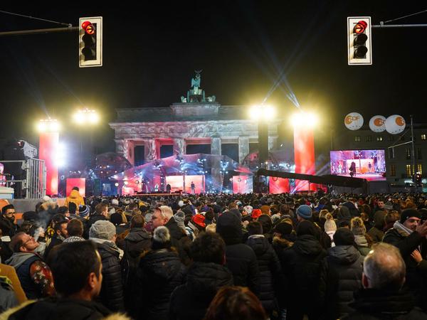 Dieses Jahr nicht: Tausende Menschen feiern Silvester am Brandenburger Tor. 