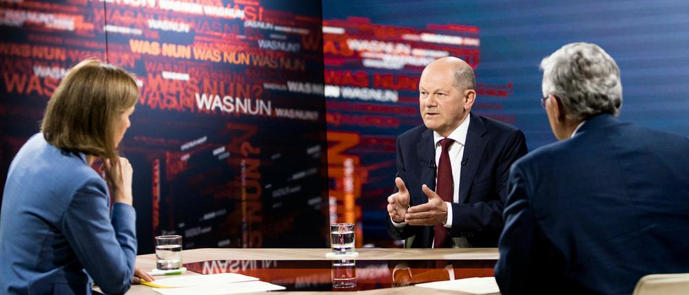 Bundeskanzler Olaf Scholz spricht in der ZDF-Sendung "Was nun, Herr Scholz?" mit den Moderatoren Bettina Schausten und Peter Frey. 