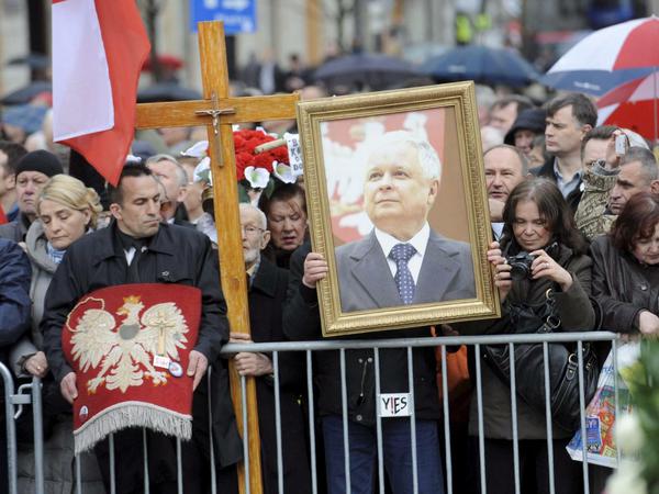 Menschen trauern während einer Gedenkveranstaltung um den ehemaligen polnischen Präsidenten Lech Kaczynski (Archivbild).