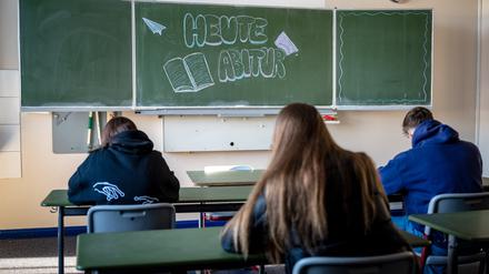 „Heute Abitur“ steht auf einer Tafel im Klassenzimmer eines Gymnasiums (Symbolfoto).