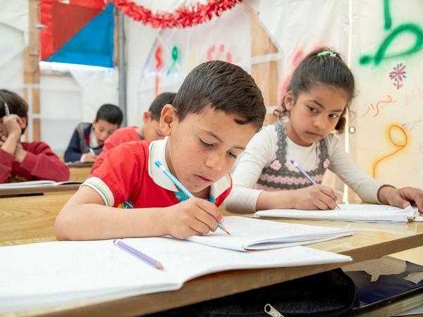 In den Zeltschulen im Libanon lernen Kinder zwischen fünf und 14 Jahren.