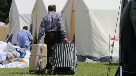 Mit den Habseligkeiten ins Zelt. Flüchtlinge müssen oft zunächst behelfsmäßig untergebracht werden.
