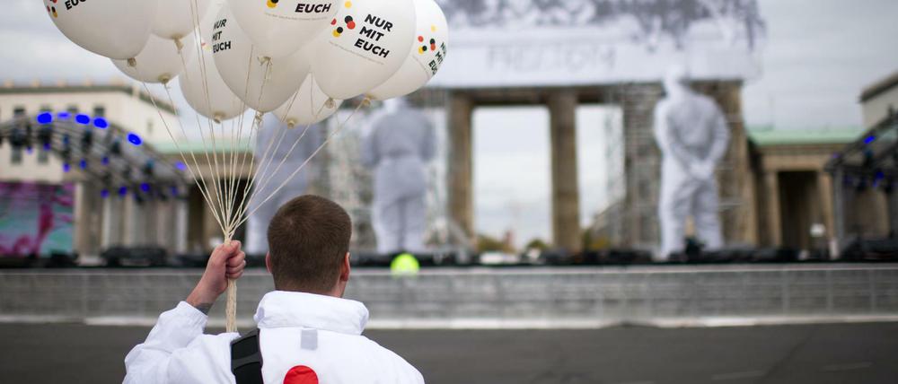 Luftballons mit dem Veranstaltungs-Motto "Nur mit Euch" am Brandenburger Tor 