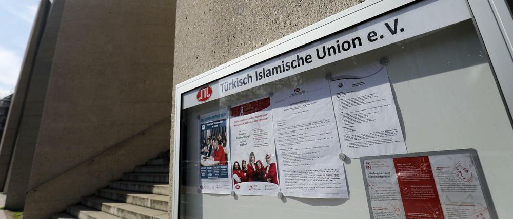 An der Zentralmoschee in Köln hängt ein Schaukasten der Türkisch-Islamischen-Union Ditib. 
