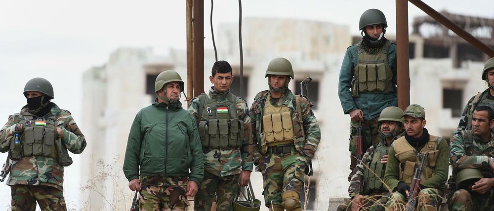 Mitglieder der militarisierten Zeravani-Polizeikräfte, die den Peschmerga angehören, trainieren unter Anleitung britischer Soldaten in einem Vorort von Erbil (Irak).