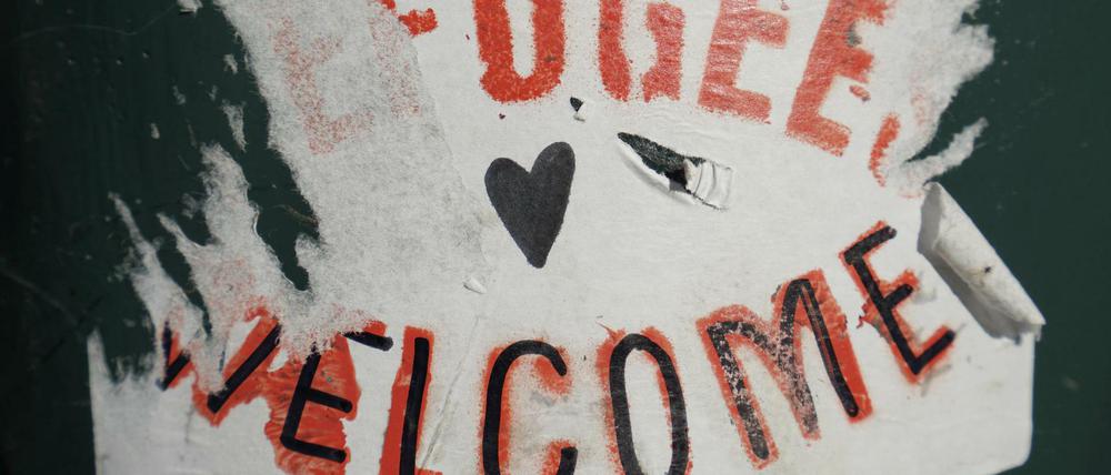 Ein zerrissener "Refugees Welcome"-Sticker. 