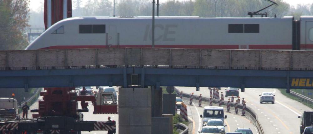 Ein Zug fährt über eine Brücke oberhalb der A7 bei Großburgwedel bei Hannover. (Archivbild)