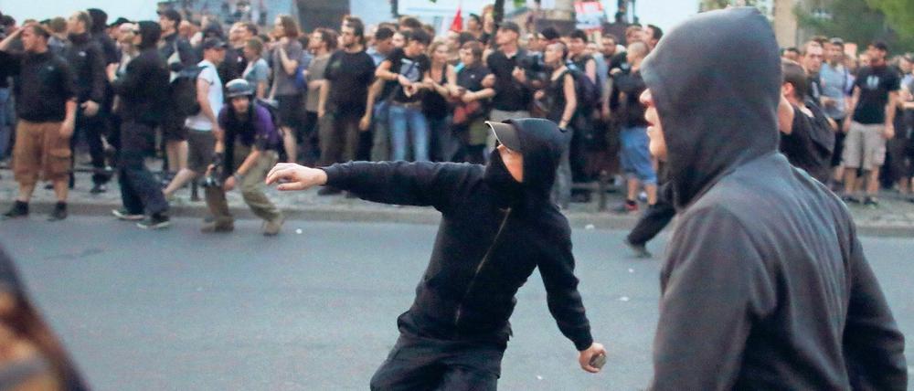 Demonstranten werfen in Berlin im Stadtteil Kreuzberg bei der "Revolutionären 1. Mai-Demonstration" mit Steinen.