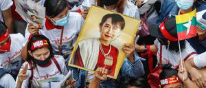 Auch zwei Jahre nach dem Militärputsch in Myanmar und trotz der Gewalt gibt die Demokratiebewegung nicht auf.
