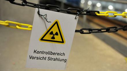 Ein an einer Kette befestigtes Schild warnt vor Strahlung im atomaren Zwischenlager in Gorleben. 